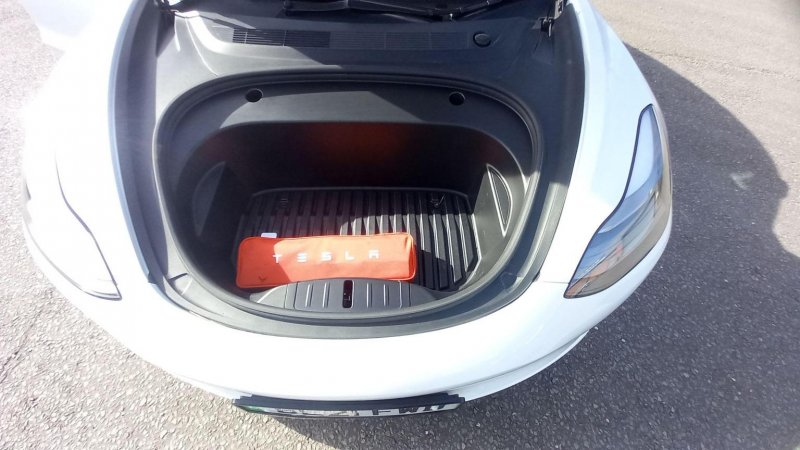 TESLA MODEL 3