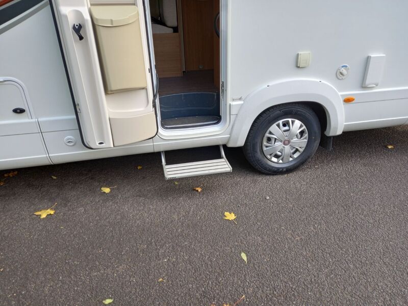 AUTO-TRAIL APACHE 700